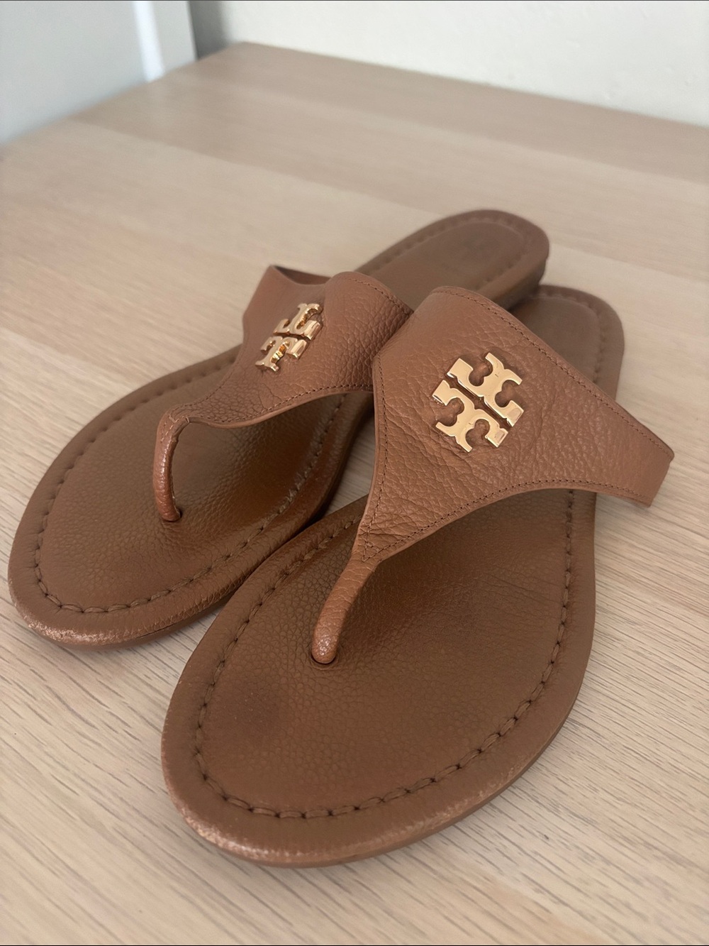 Tory Burch Benton Leather Thong Flat Sandals Royal Tan Gold-tone Logo Sz 8
